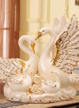 陶瓷创意家居酒柜客厅电视柜装饰品天鹅摆件新婚结婚礼物送新人