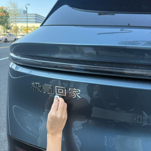 适用7X极氪暴富上班提钱退休个性创意文字车标装饰搞笑车尾标贴