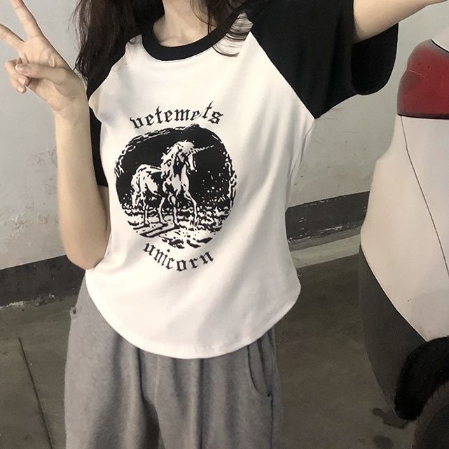 夏季短袖t恤女2025新款修身短款上衣今年流行爆款复古正肩体恤潮