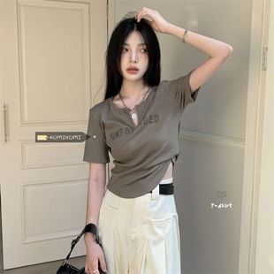上衣潮 正肩短袖 t恤女夏季 新款 复古纯欲风v领下摆弧形ins辣妹短款