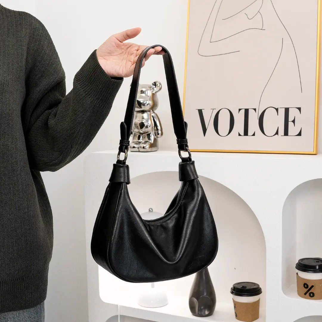 2025秋冬新款黑色通勤饺子腋下包百搭简约休闲油皮单肩斜挎包女