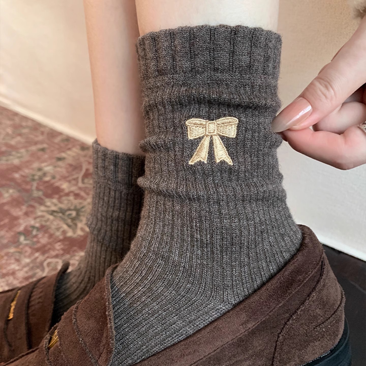 咖色美拉德袜子女中筒袜秋冬季长筒棉袜灰色蝴蝶结堆堆袜配小皮鞋