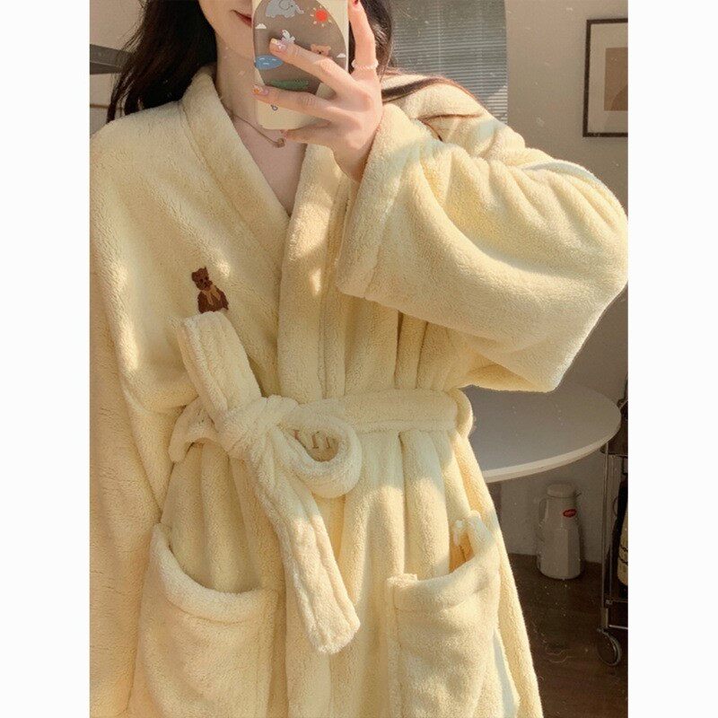 睡袍女冬季法兰绒加厚外披浴袍感宽松大码珊瑚绒米白晨袍睡衣