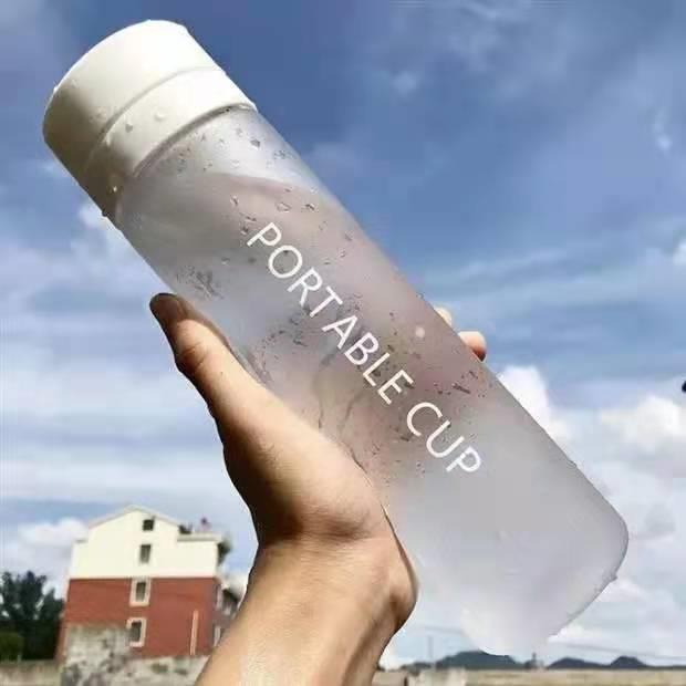 运动水杯男生大容量可携式塑料水瓶水壶夏季防摔耐高温学生网红杯
