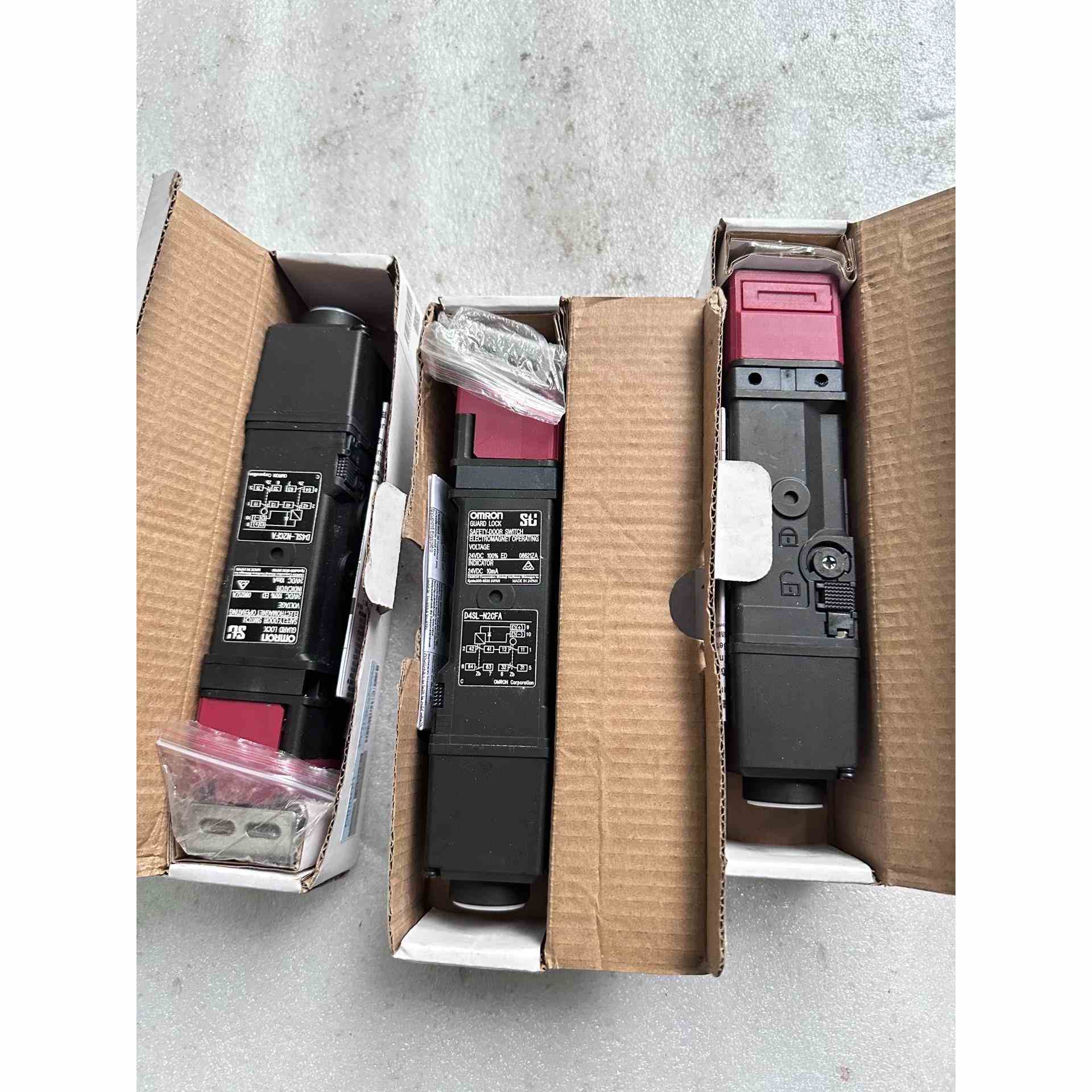 欧姆龙安全门锁D4SL-N2CFA库房余货未用包好包，不是实价