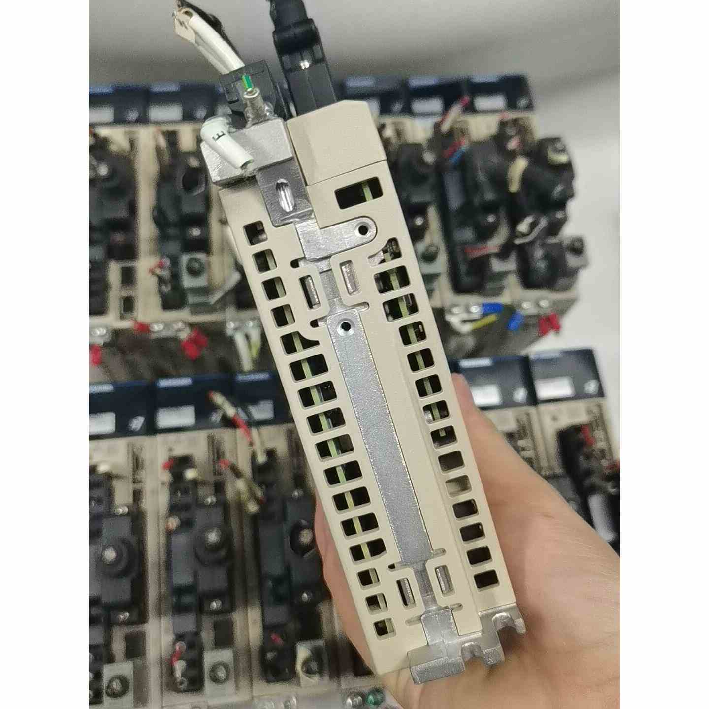 安川七系驱动SGD7S-1R6A00A，正常拆机件，功能包好，非实价
