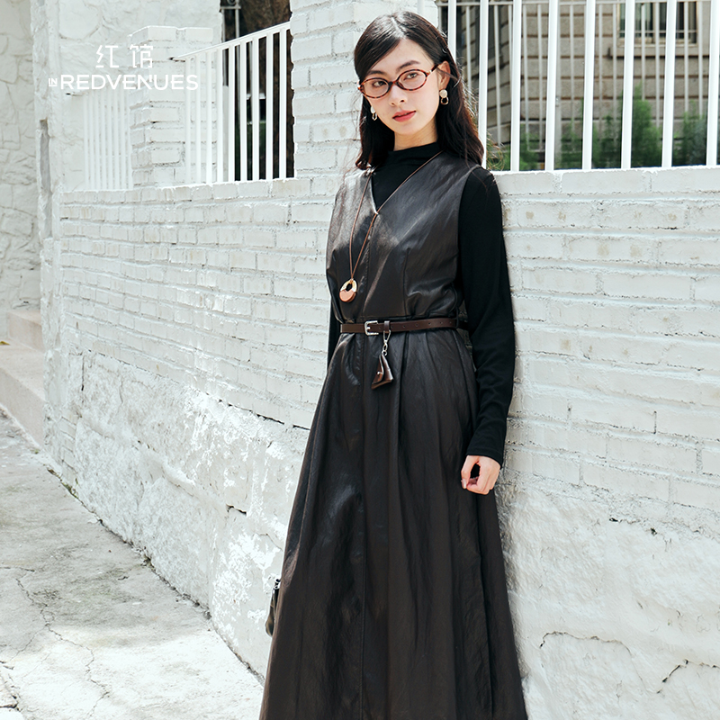红馆2025秋冬新款连衣裙两件套黑色V领pu皮连衣裙长袖气质中长裙