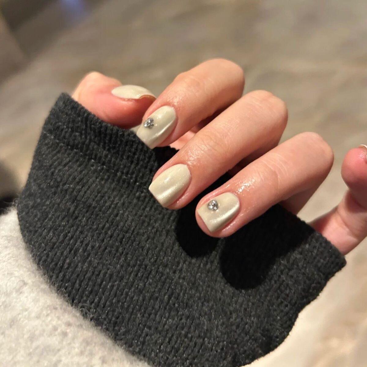 手工穿戴甲奶油乳白爆闪月光猫眼纯欲氛围高级气质显白美甲贴短款