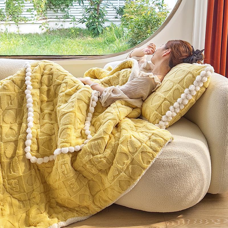 冬季加厚加绒保暖牛奶绒塔芙绒抱枕被子两用汽车载沙发办公室午睡
