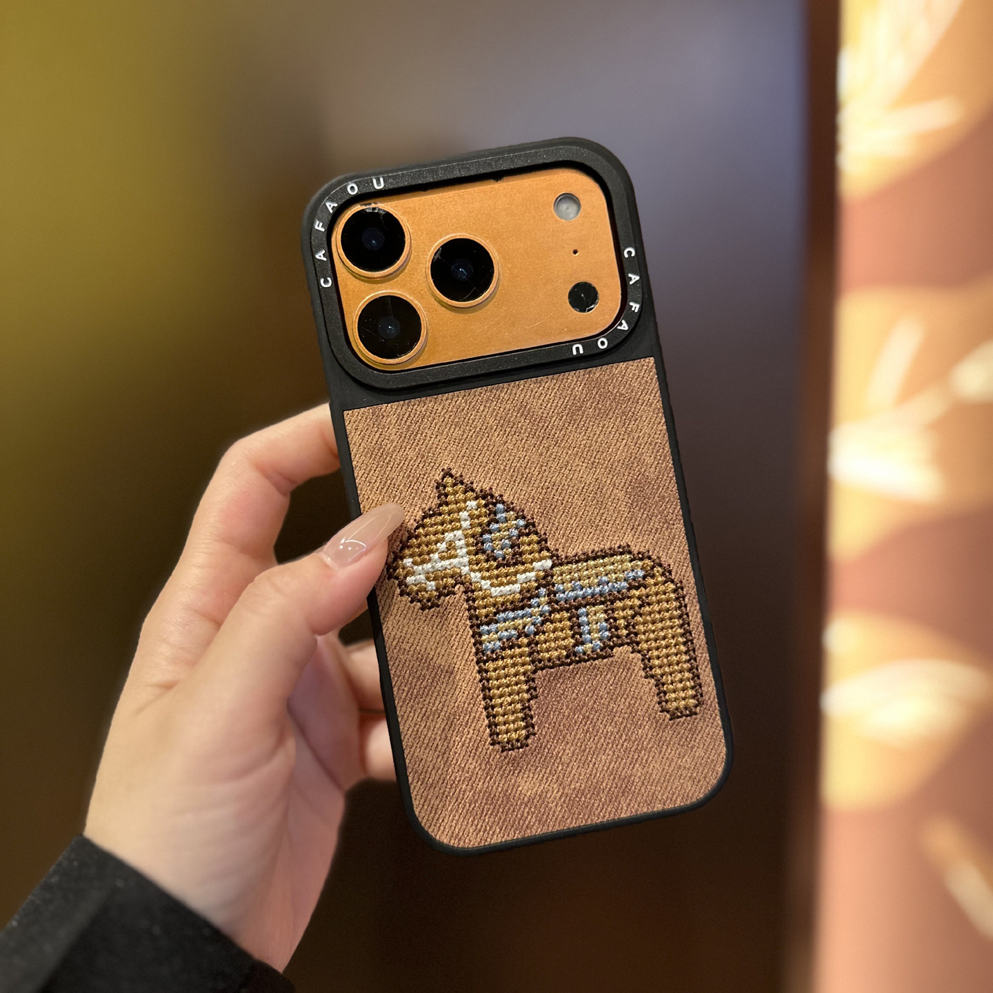 高级刺绣适用苹果17Promax手机壳奢华女款防摔复古苹果17pro保护壳时尚16promax外壳新品创意男通勤大气潮款