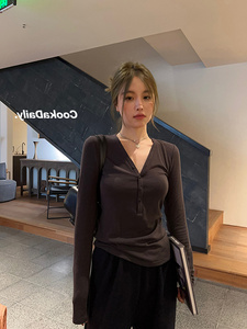 胖mm300斤秋冬款加绒v领打底衫女加大码宽松通勤休闲内搭长袖上衣