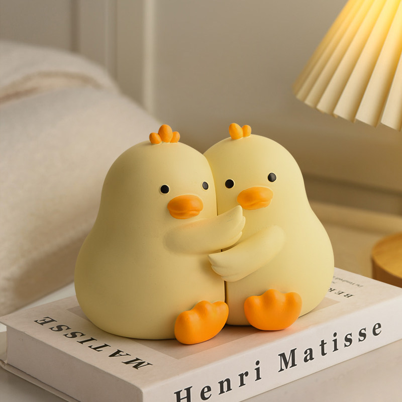 ins风可爱抱抱鸭书挡摆件办公室书房桌面书架客厅卧室酒柜装饰品