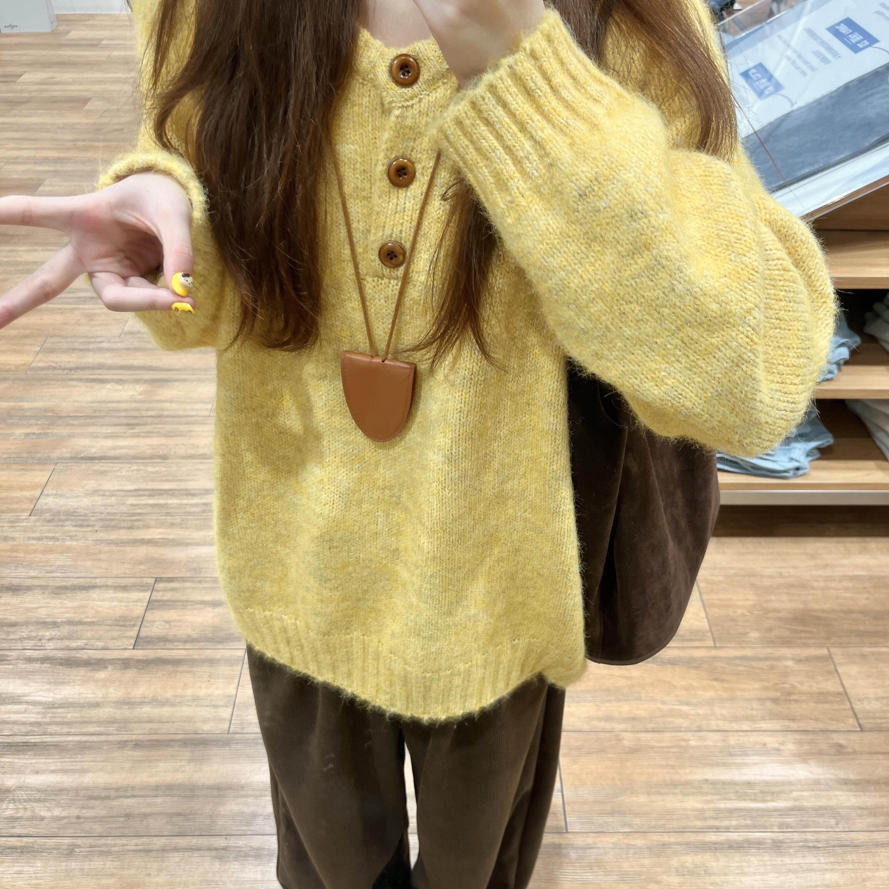 黄色圆领软糯毛衣女秋冬季新款内搭宽松显瘦慵懒风针织衫纽扣上衣