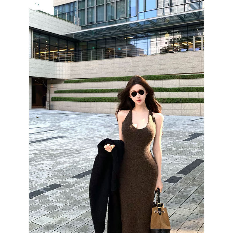 Chill巧儿【比列弗娇女】高级感修身绵羊毛混纺针织挂脖连衣长裙