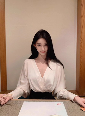 JAYKY YANG赫本小姐撞色V领蝙蝠袖气质衬衫绑带收腰长袖上衣