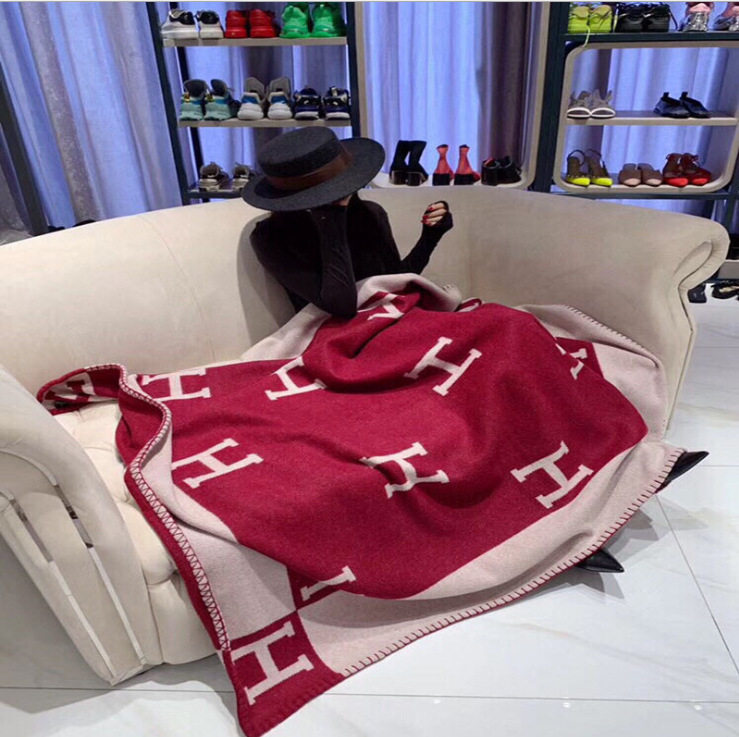 h小毛毯羊毛毯办公室午睡午休披肩沙发空调盖毯垫子H家字母飞机毯