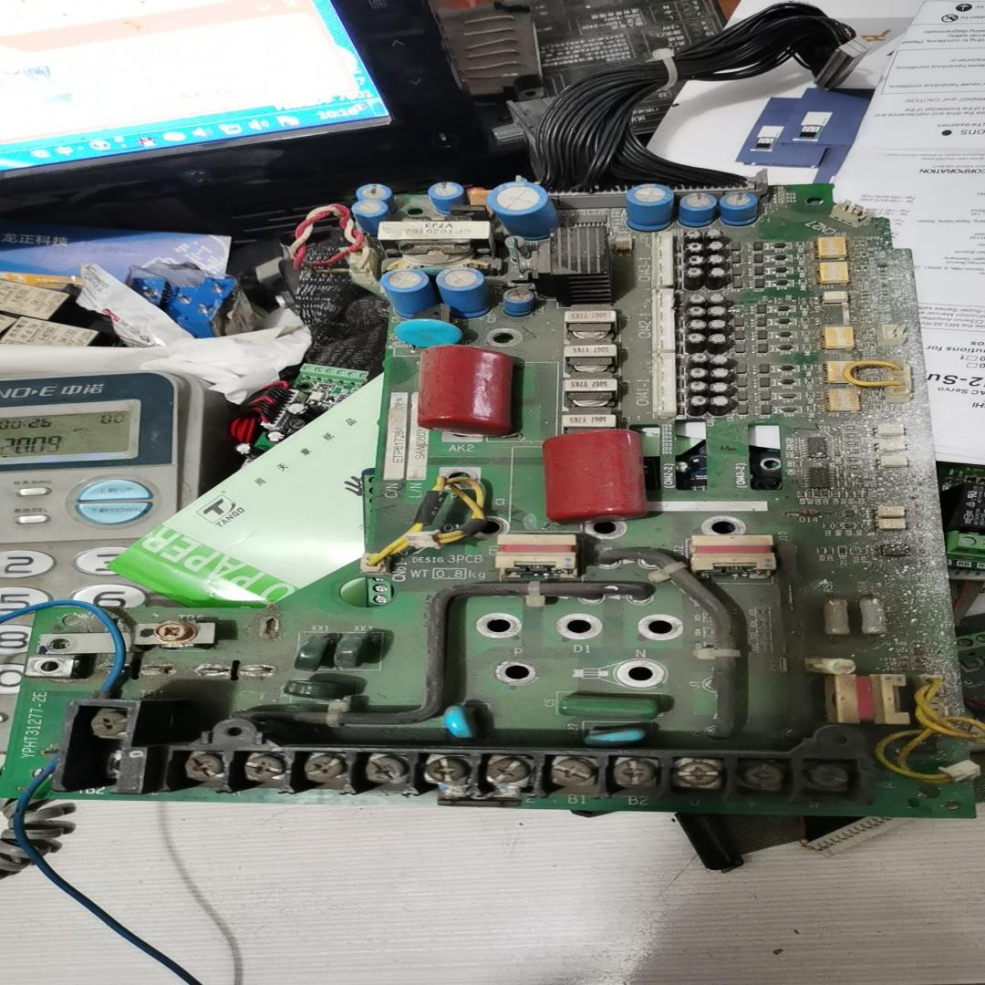 安川G7变频器驱动板，好像是输出缺相，发现模块驱动部分短路把