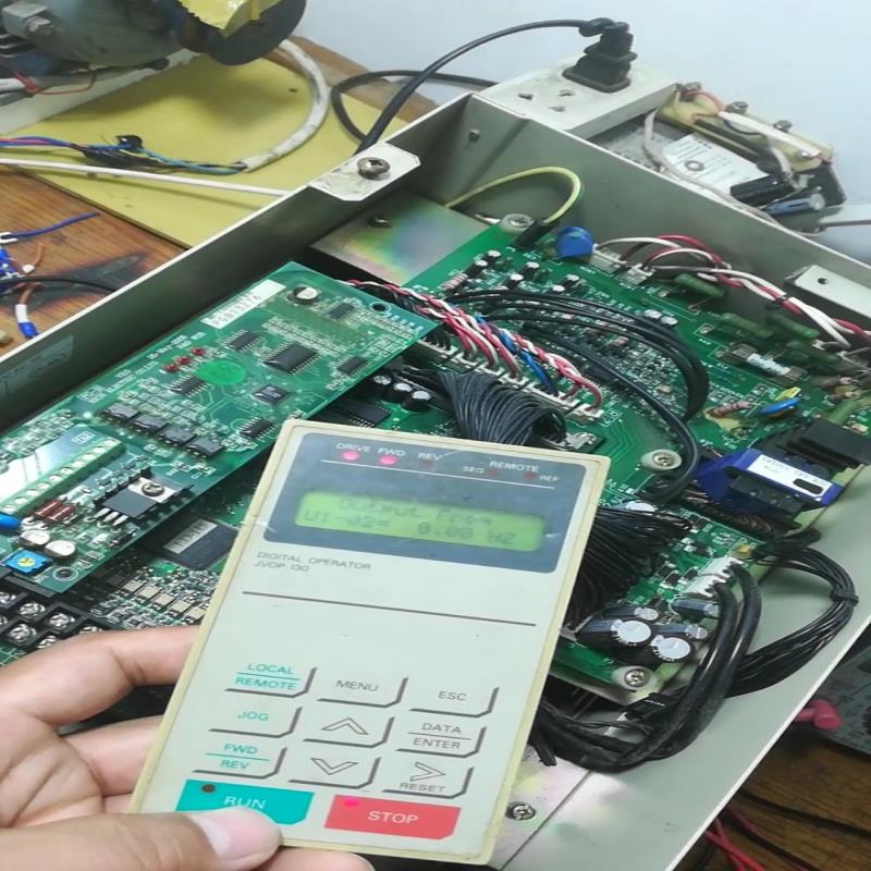 安川G5  380V 11kW变频器驱动板，带电机运行正常。