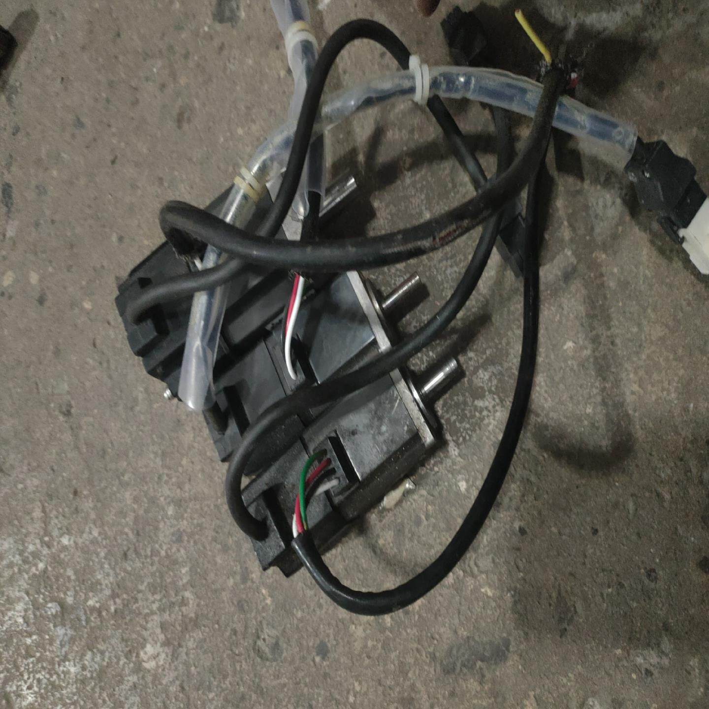 三菱伺服电机HC-MFS13D    HC-KFS13各多台