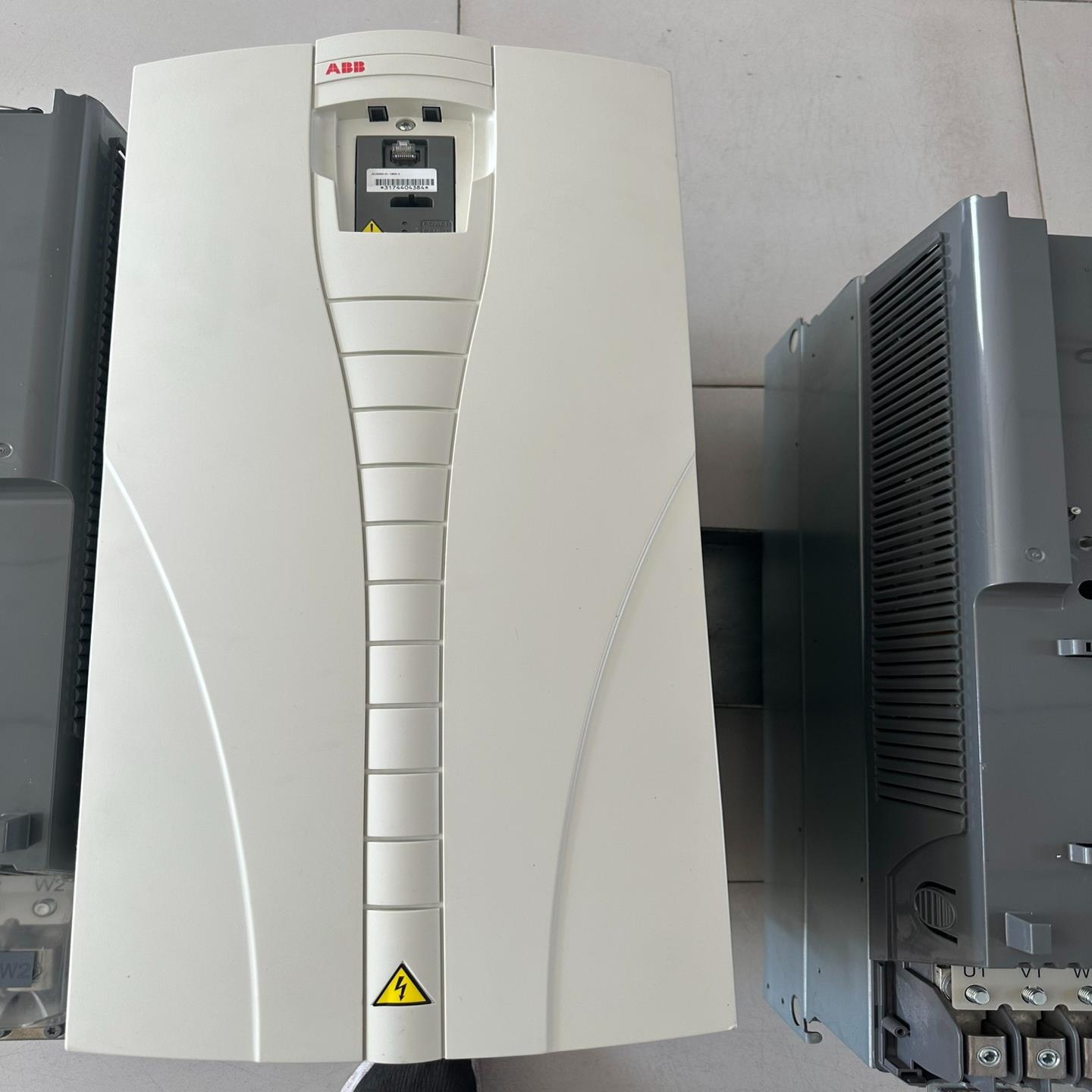 变频器 ACS550-01-195A-4  110/9
