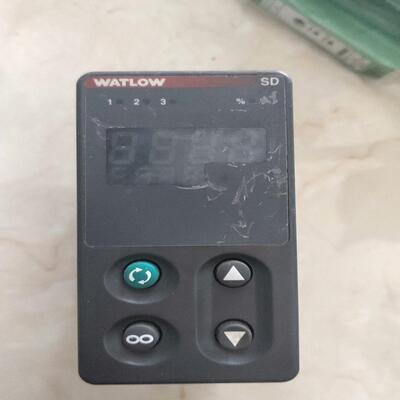 WATLOW 温控器 SD8C－HCKE－AARG  1只，