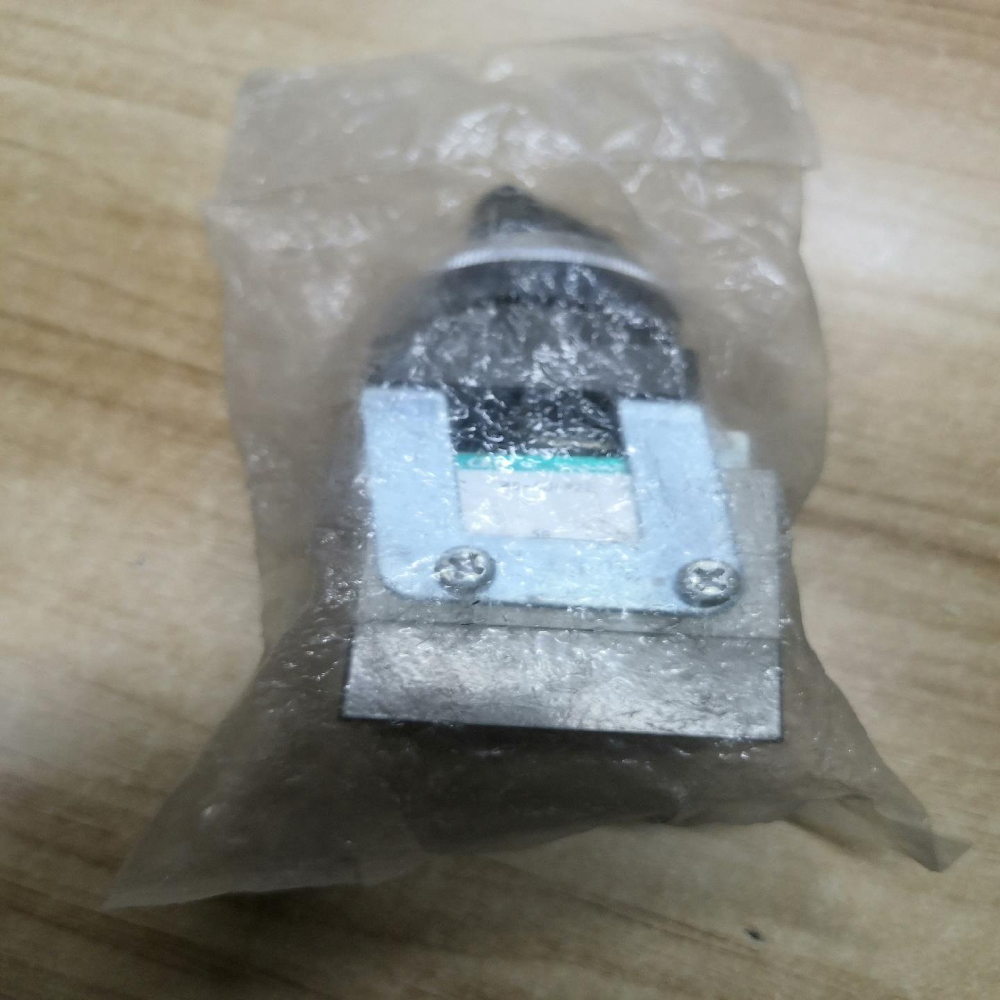 (设备配件)CKD手动阀MS-40-SE2包装袋没打开,工程剩下的。
