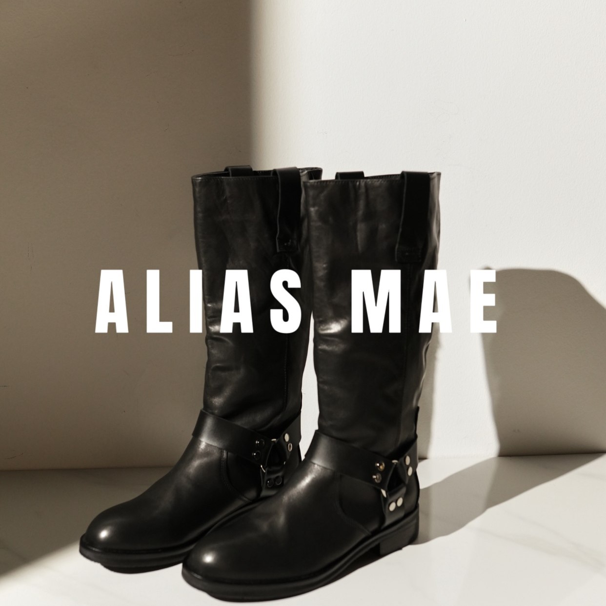 ALIASMAE褶皱扣环圆头女骑士靴