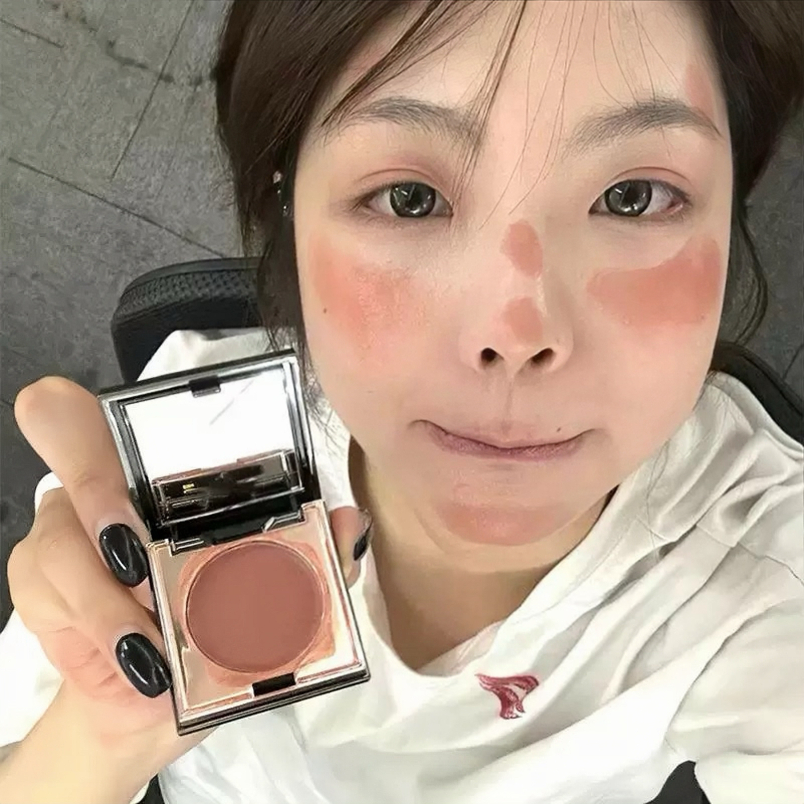 裸门永存~唇颊两用腮红膏显白