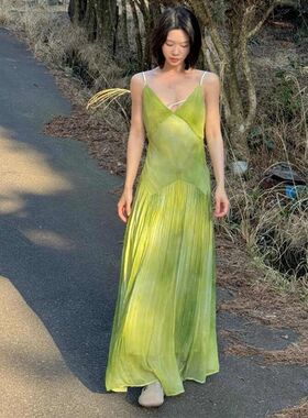 法式复古绿色晕染印花连衣裙多巴胺拼接褶皱度假无袖吊带裙夏