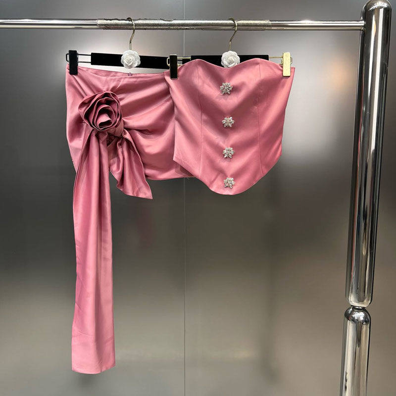 夏季镶钻花抹胸配玫瑰花飘带包臀半裙气质小女人套装