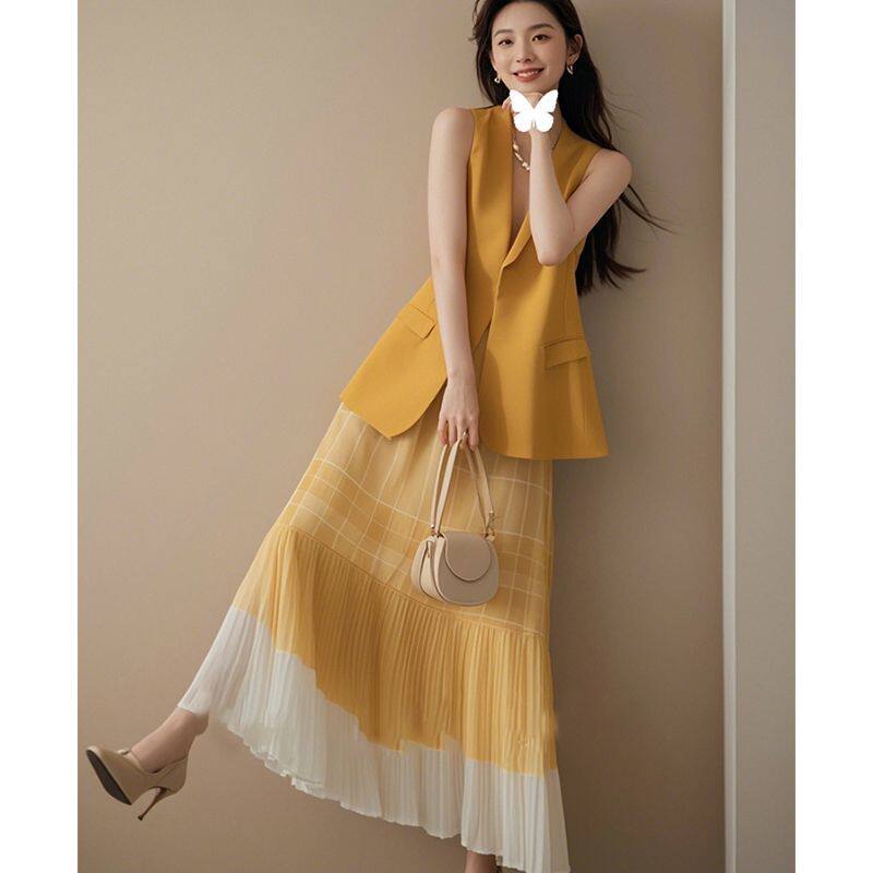 夏天搭配一整套时尚2024新款超好看减龄橙色马夹格纹半身裙两件套