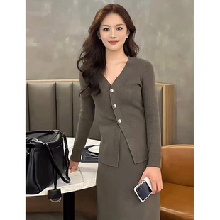 秋季穿搭一整套高级感灰色V领针织开衫半身裙盐系轻熟两件套装女