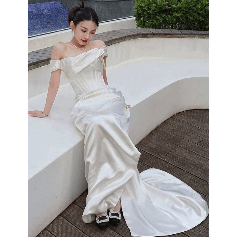 法式一字肩小众缎面白色连衣裙夏季新款简约森系高级感鱼尾礼服裙