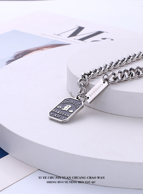 一页出品！个性字母方牌吊坠项链钛钢古巴链小众百搭街头潮酷配饰