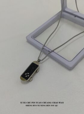 一页出品！新款可转动滑板造型项链中性嘻哈男女同款百搭卫衣配饰