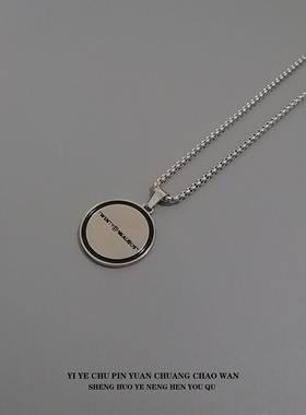 一页出品！嘻哈潮牌项链钛钢搞怪表情圆牌男女情侣百搭字母毛衣链