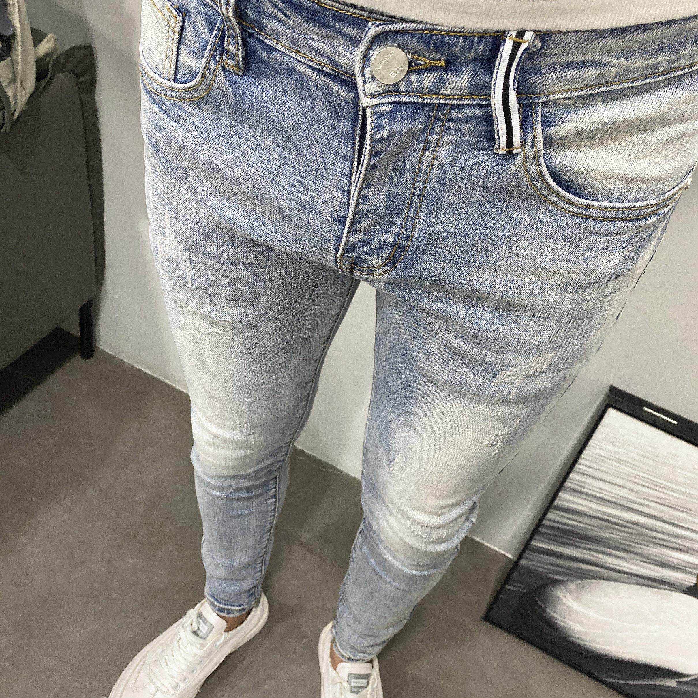 in浅白色和蓝色刺绣修身九分牛仔裤男士，时尚男士春夏新韩国弹性