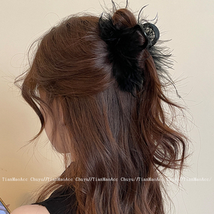 法式高级感黑色羽毛抓夹中号鲨鱼夹驼鸟毛发夹后脑勺半扎发头饰