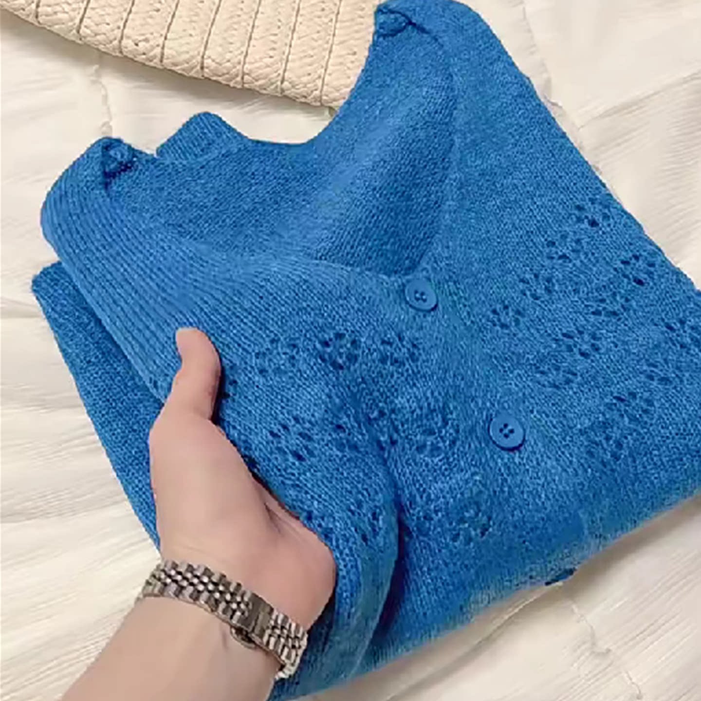 蓝色韩系V领钩花镂空针织开衫