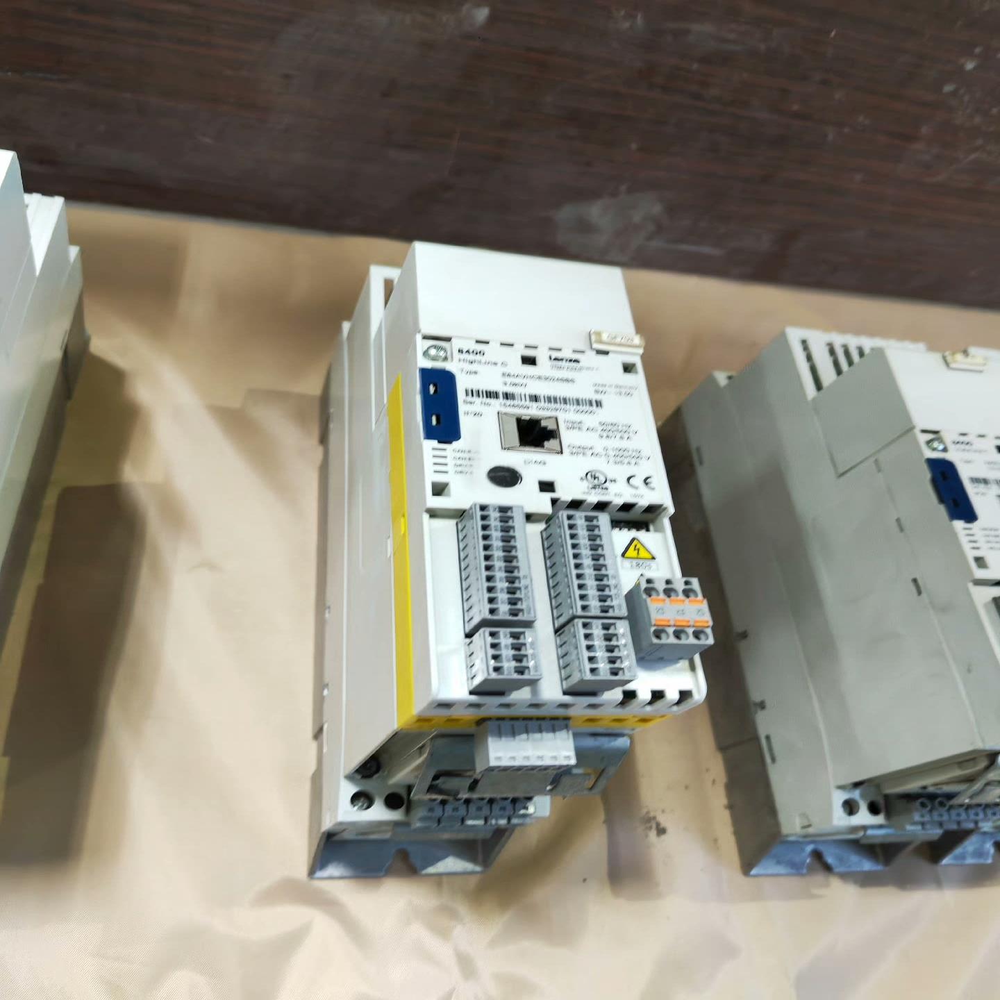 （设备配件）伦茨3.0 KW变频器E84AVHCE3024SBS8400
