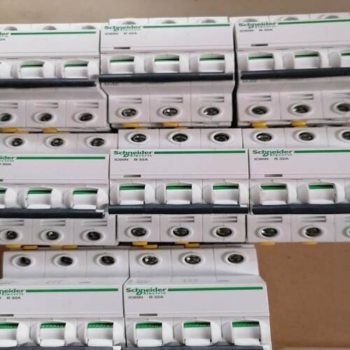 断路器 ic60N  3P B32A 共8只，15