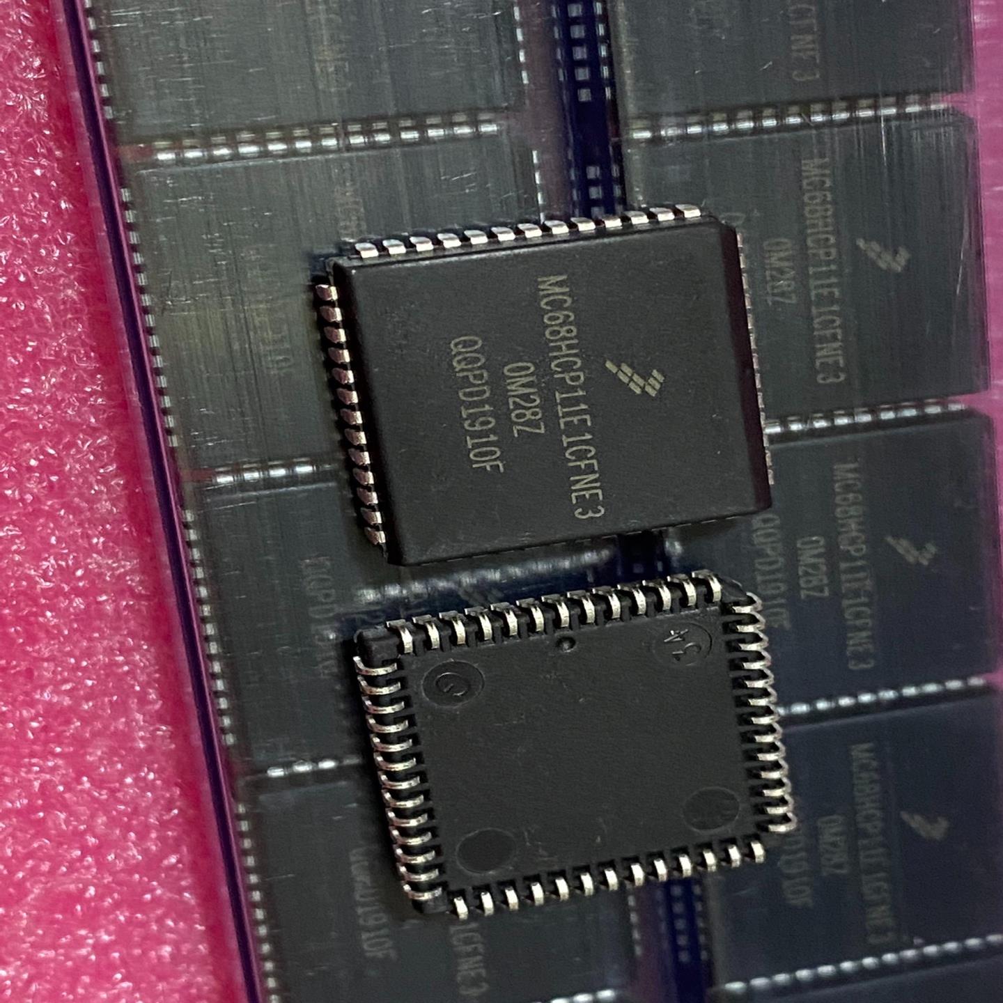 MC68HCP11E1CFNE3 MCU(微控制器)。