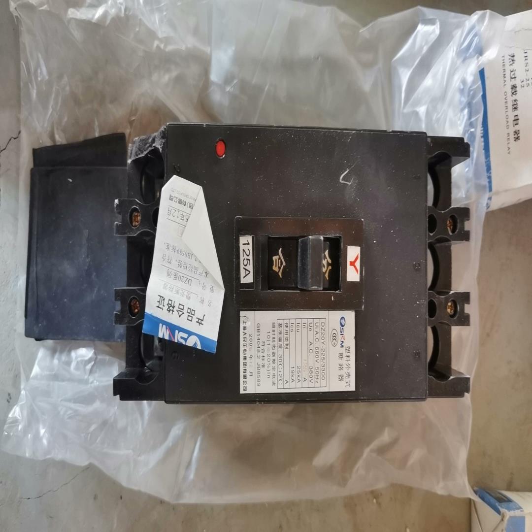 全新塑壳式断路器DZ20Y-100/3300，125A  3