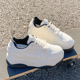 爆款厚底小白鞋女内增高轻便小个子软底不累脚早春巨好看运动板鞋