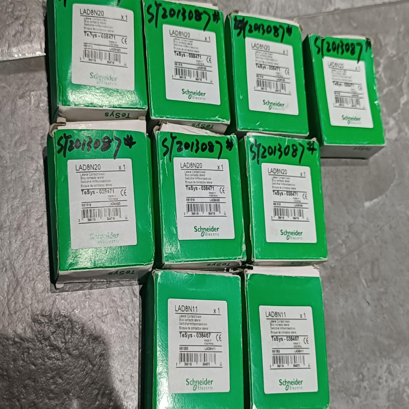 全新辅助触头LAD8N20有2只，LAD8N11有2只