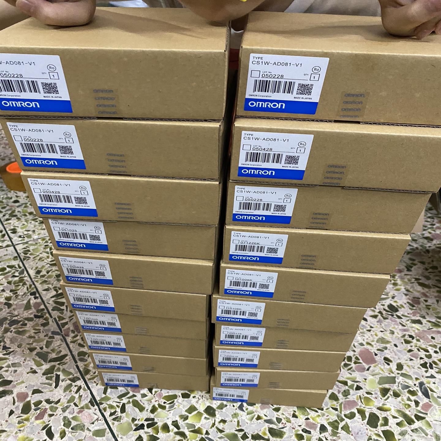 长期供应全新 CS1W-DA08C CS1W-AD08