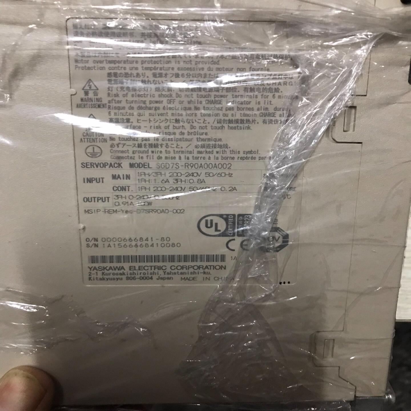 SGD7S-R90A00A002安川七代原装100w驱动器。