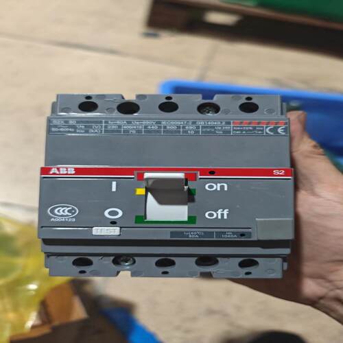 全新塑壳断路器050249
