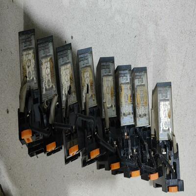 施耐德继电器RXM2LB2p7，拆机包好，配底座，成色好，实