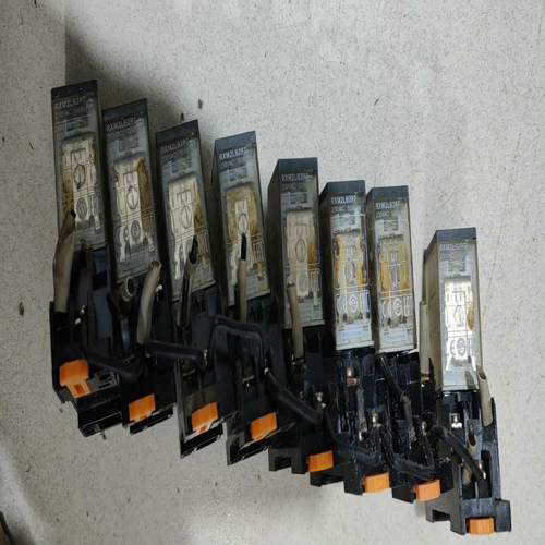 施耐德继电器RXM2LB2p7，拆机包好，配底座，成色好，实